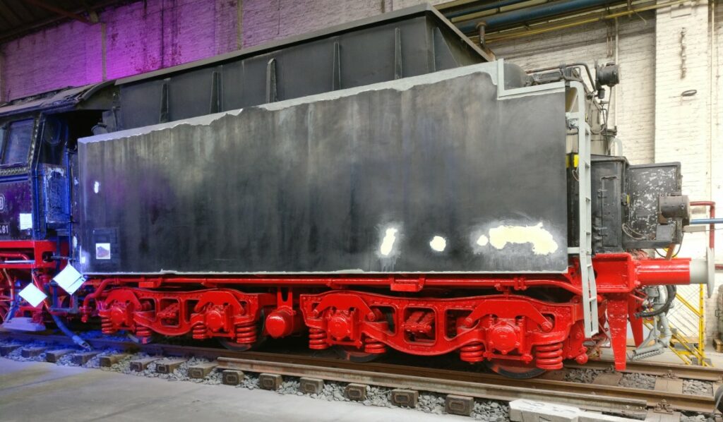 Der Tender der Baureihe 44 481.
