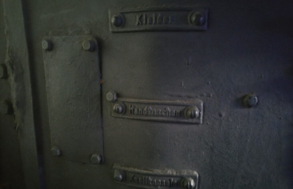 Beschriftungen links am Tender der Baureihe 44 481.