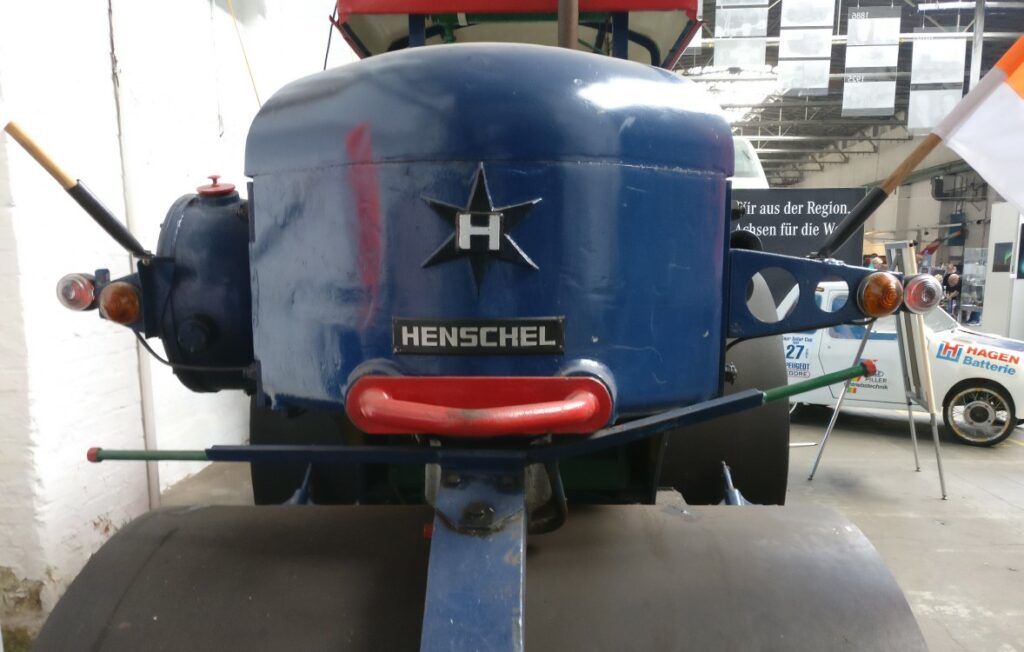 Die stählerne Schnauze der Henschel Motorwalze MW40.
