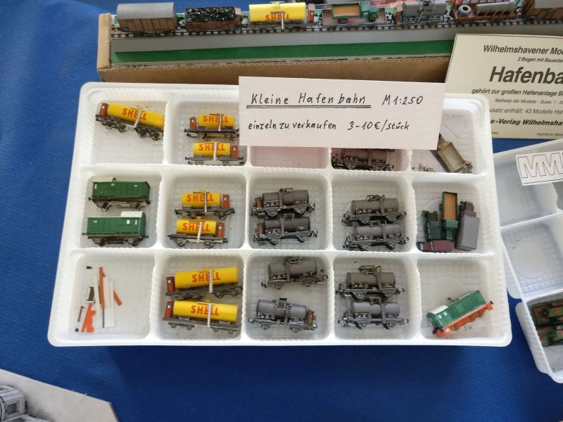 Kartonmodelle im Maßstab 1:250 aus der Serie "Hafenbahn" aus dem Möve-Verlag Wilhelmshaven auf der Inspiration Modellbau 2017 in Nieder-Olm in der Ludwig-Eckes-Halle.