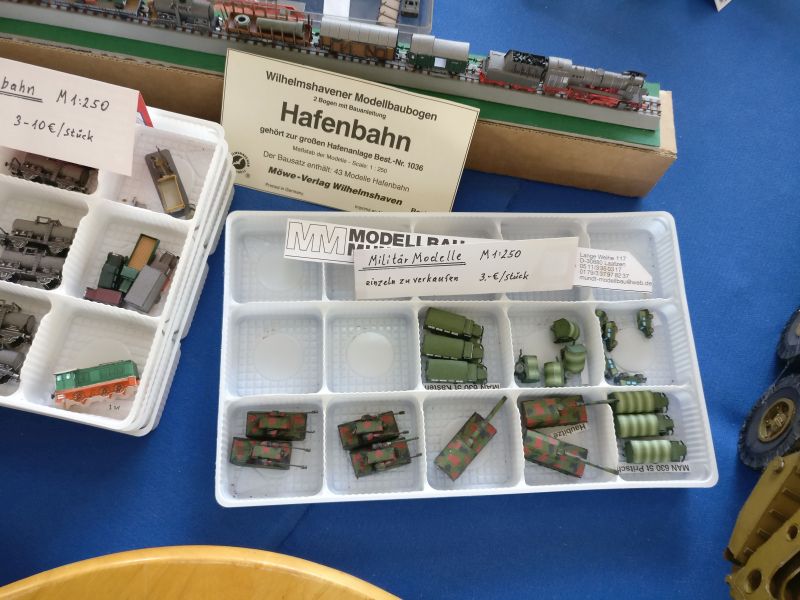 Kartonmodelle im Maßstab 1:250 aus der Serie "Hafenbahn" aus dem Möve-Verlag Wilhelmshaven auf der Inspiration Modellbau 2017 in Nieder-Olm in der Ludwig-Eckes-Halle.