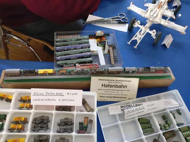 Kartonmodelle im Maßstab 1:250 aus der Serie "Hafenbahn" aus dem Möve-Verlag Wilhelmshaven auf der Inspiration Modellbau 2017 in Nieder-Olm in der Ludwig-Eckes-Halle.