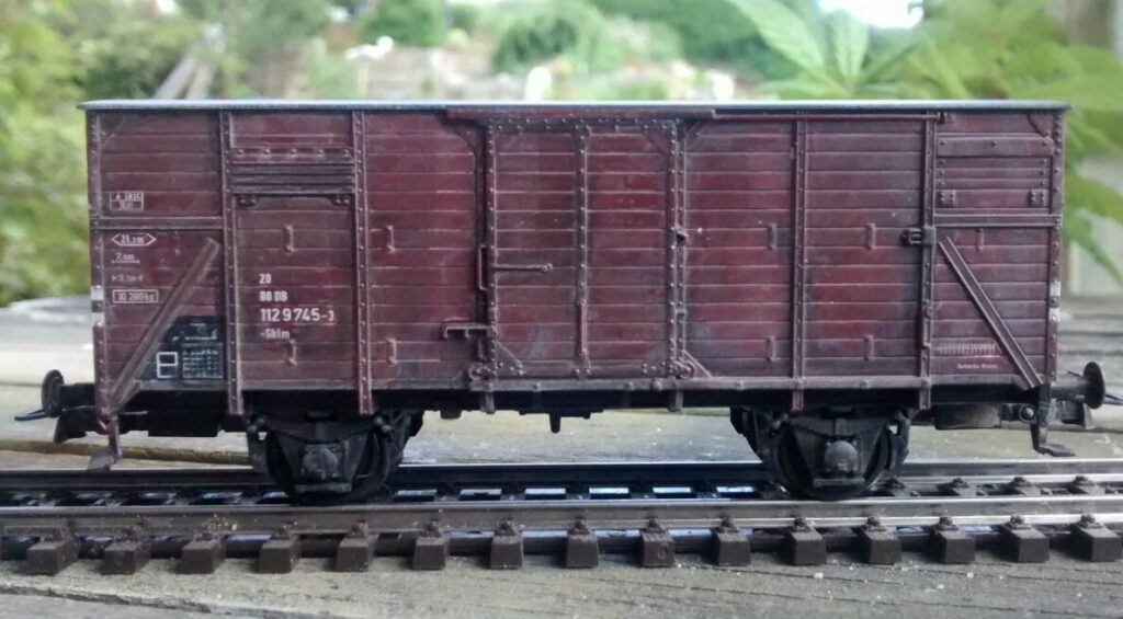 Modellbahn-Alterung am Beispiel des gedeckten Güterwagen G10 von Roco.