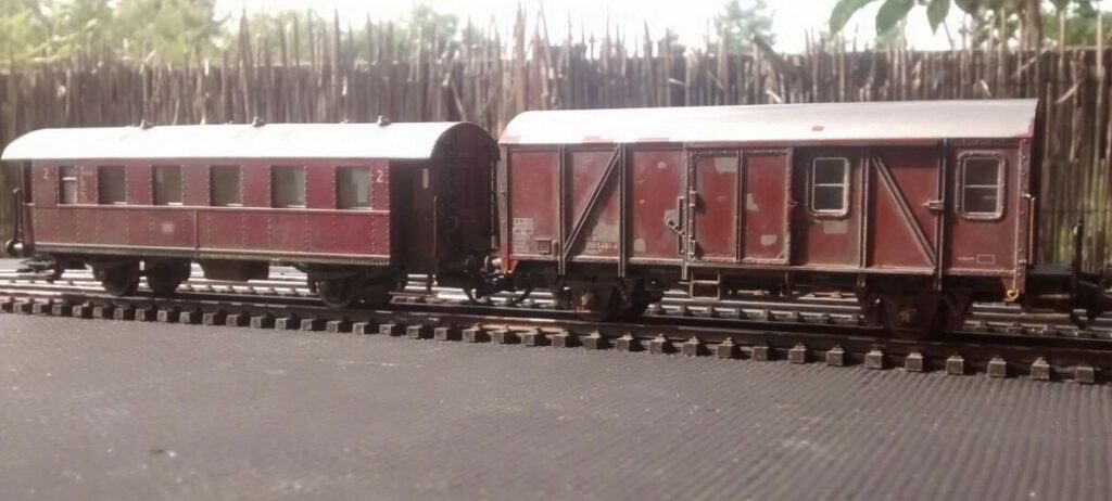 Zwei Kandidaten für die Alterung: Die rote Donnerbüchse 1.Kl. und von Roco mit der Artikelnummer 46259 der Pwghs-54 Güterzug-Begleitwagen der DB