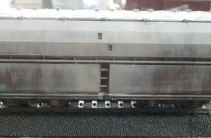Alterung: Selbstentladewagen mit Klappdeckeldach Tad-u 961 DB (Märklin 4626)
