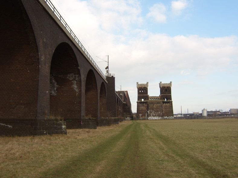 Foto der Eisenbahnbrücke Duisburg-Hochfeld-Rheinhausen
