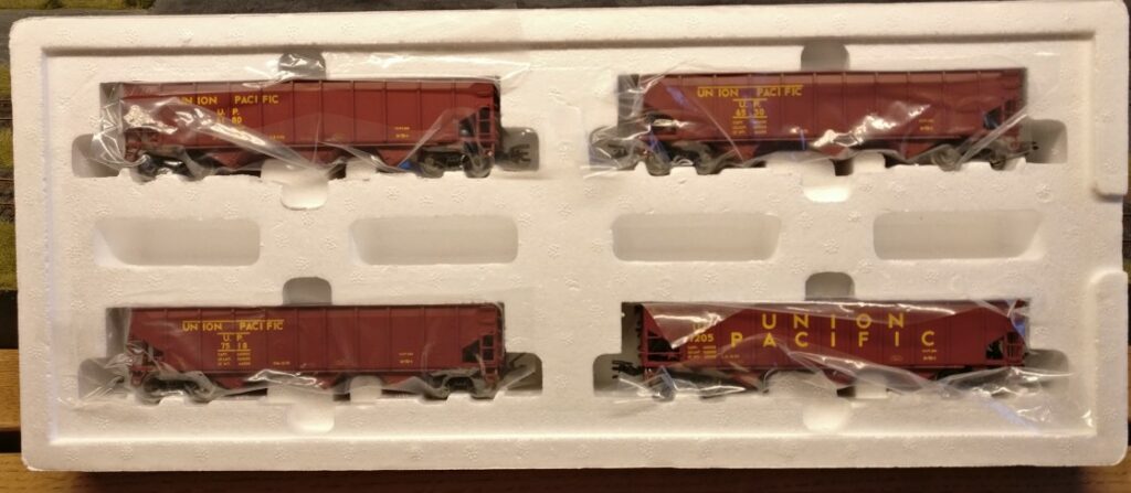 Die vier Hopper Cars sind in Kunststofffolie eingeschlagen, im Märklin 45800 Hopper Car Set.