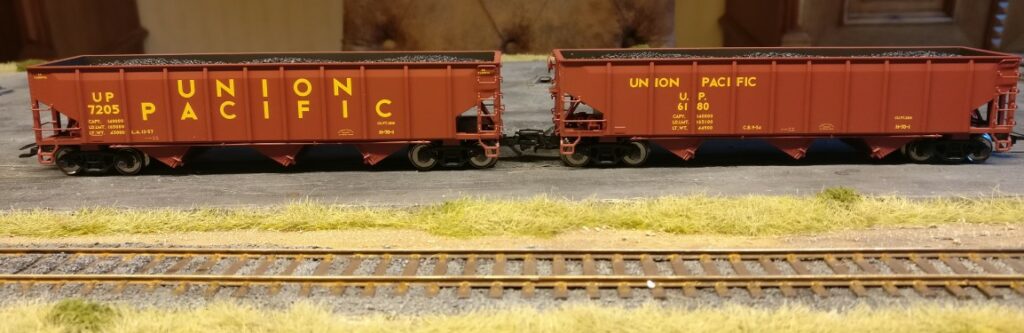 Die anderen beiden Hopper Cars mit den Nummern 6180 und 7205 aus dem Märklin 45800 Hopper Car Set.