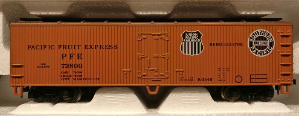 Das Refrigerator / Reefer Boxcar 73800 des PFE Pacific Fruit Express aus dem Roco 48497 US Boxcar Set, Fruit Express UP & ATSF El Capitan