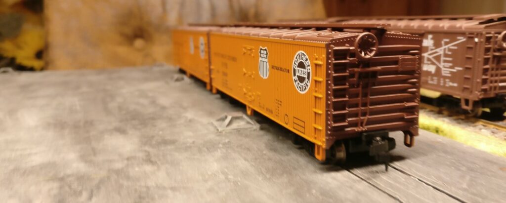 Zwei mal das Boxcar "El Capitan" 272198 aus dem Roco 48497 US Boxcar Set, Fruit Express UP & ATSF El Capitan