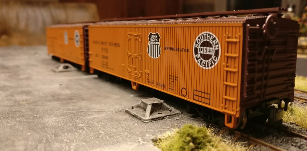 Zwei mal das Boxcar "El Capitan" 272198 aus dem Roco 48497 US Boxcar Set, Fruit Express UP & ATSF El Capitan