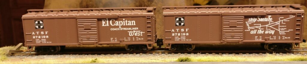 Zwei mal das Boxcar "El Capitan" 272198 aus dem Roco 48497 US Boxcar Set, Fruit Express UP & ATSF El Capitan