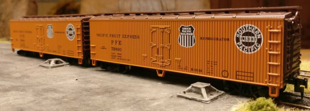 Zwei mal das Boxcar "El Capitan" 272198 aus dem Roco 48497 US Boxcar Set, Fruit Express UP & ATSF El Capitan