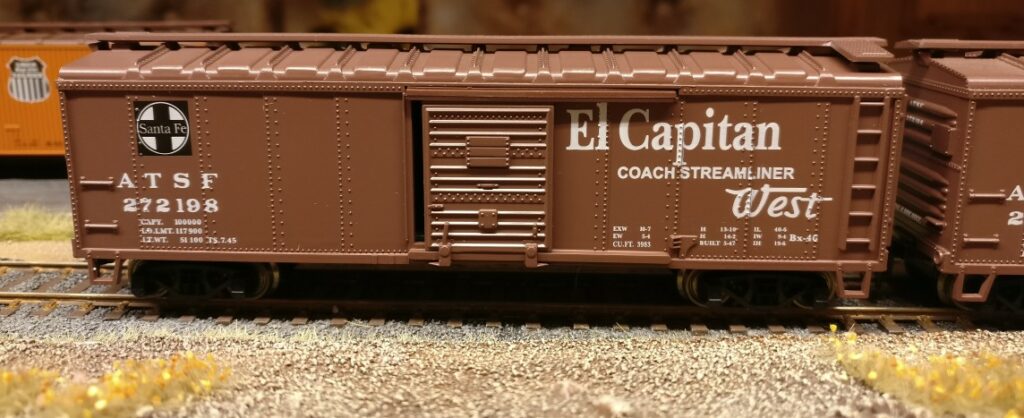 Zwei mal das Boxcar "El Capitan" 272198 aus dem Roco 48497 US Boxcar Set, Fruit Express UP & ATSF El Capitan