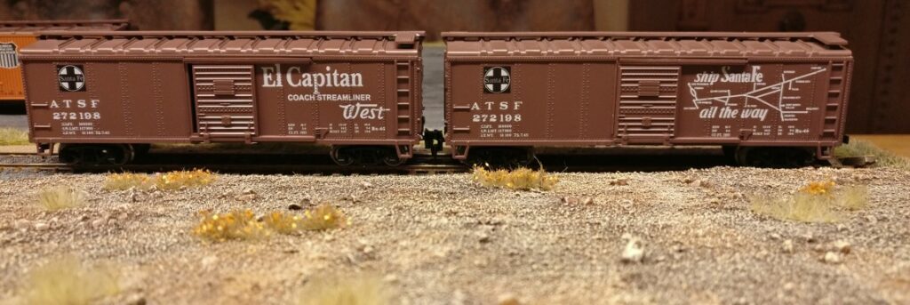 Zwei mal das Boxcar "El Capitan" 272198 aus dem Roco 48497 US Boxcar Set, Fruit Express UP & ATSF El Capitan