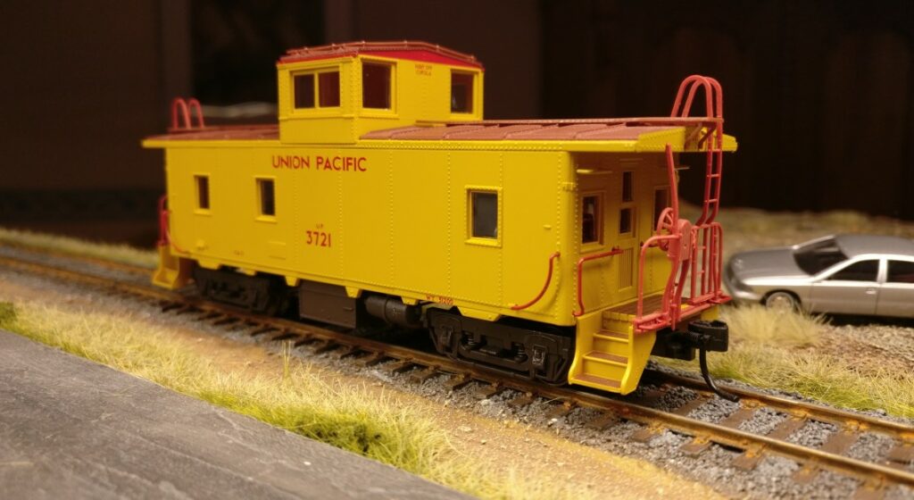 Foto des Trix 24904 Caboose CA-3 #3721 US-Güterzug-Begleitwagen UNION PACIFIC auf dem Abstellgleis.