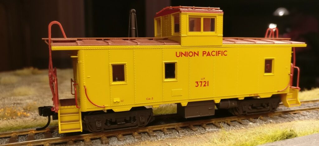 Foto des Trix 24904 Caboose CA-3 #3721 US-Güterzug-Begleitwagen UNION PACIFIC von der Seite.