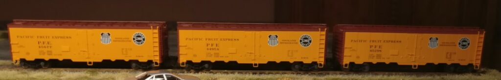 Die drei Ventilated Refrigerator aus dem Trix 24906 US-Kühlwagen-Set Pacific Fruit Express "PFE" UNION PACIFIC