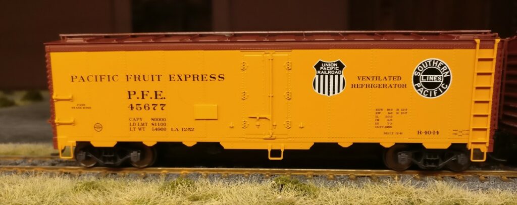 Trix 24906-01: Der erste Ventilated Refrigerator #45677 aus dem US-Kühlwagen-Set Pacific Fruit Express "PFE" UNION PACIFIC