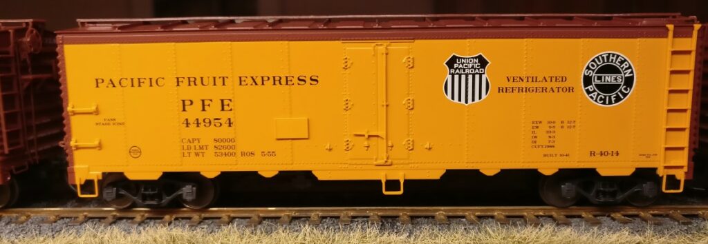 Trix 24906-02: Der zweite Ventilated Refrigerator #44954 aus dem US-Kühlwagen-Set Pacific Fruit Express "PFE" UNION PACIFIC