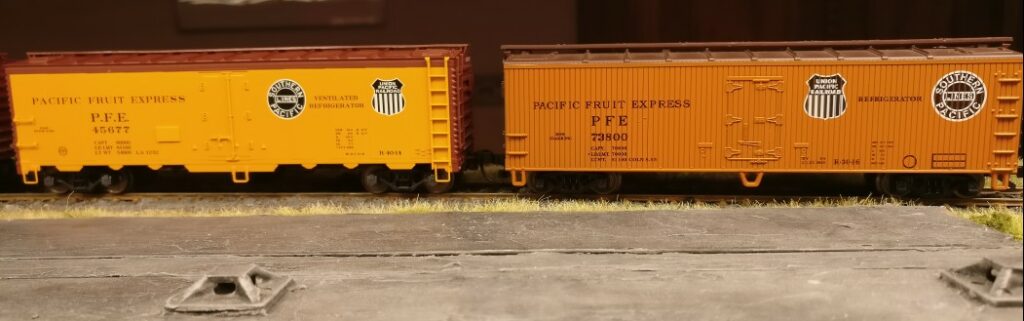 Beide Wägen nebeneinander: #45677 aus dem Trix Set 24906 und der #73800 aus dem Roco 48497 US Boxcar Set.