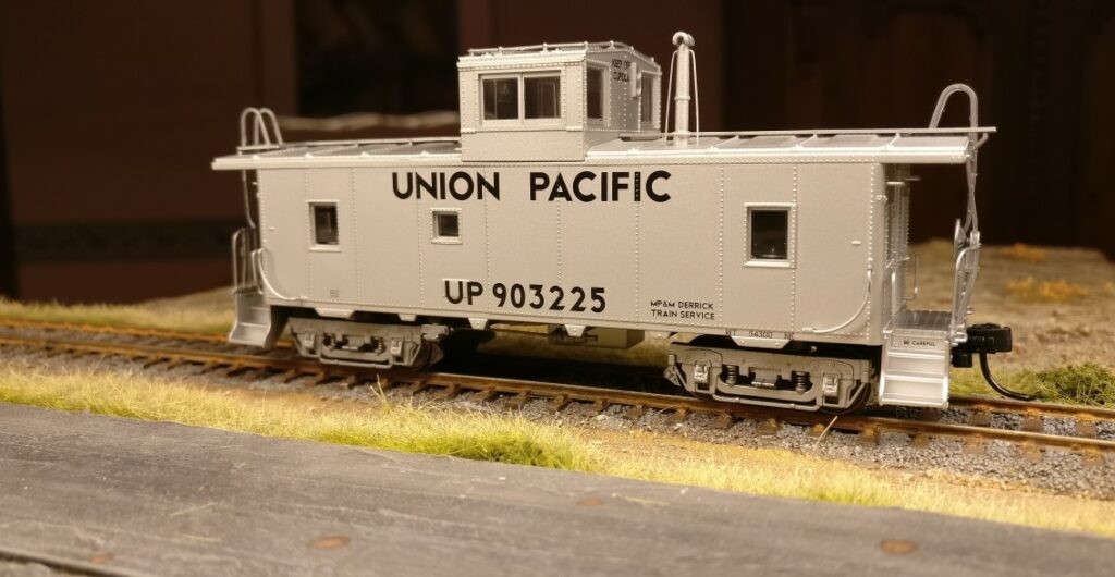 Das 24916-03 Caboose CA-3 "UP 903225" aus dem Trix 24916 Set Maintenance of Way: US-Bahndienstwagen-Set UNION PACIFIC