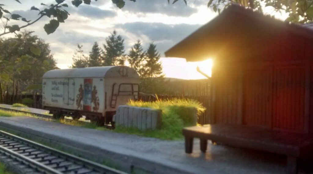 Der Märklin 4415.619 Kühlwagen „Bayrisch HELL“ als Sondermodell für Spielwaren Hegemann in Großheubach steht hier ganz gemächlich im Bahnhof Heimbuchenthal, dem Endbahnhof der Elsavatalbahn.