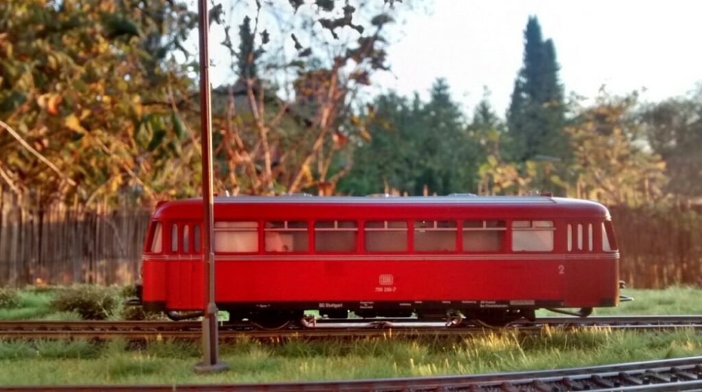 Auf der Elsavatalbahn: Foto des Märklin 3016 + 4016 Schienenbus Baureihe VT 95 / 795 mit Anhänger.