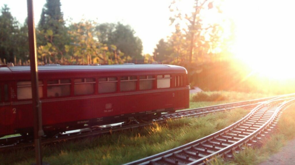 Auf der Elsavatalbahn: Foto des Märklin 3016 + 4016 Schienenbus Baureihe VT 95 / 795 mit Anhänger.