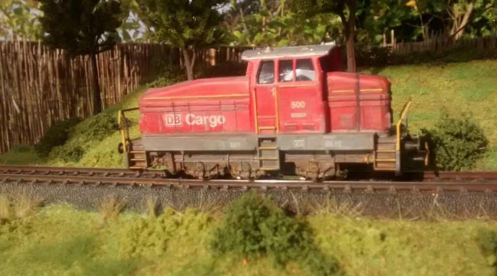 Die Märklin 36504 Diesellokomotive Henschel DHG 500 auf freier Strecke längs der Elsava.