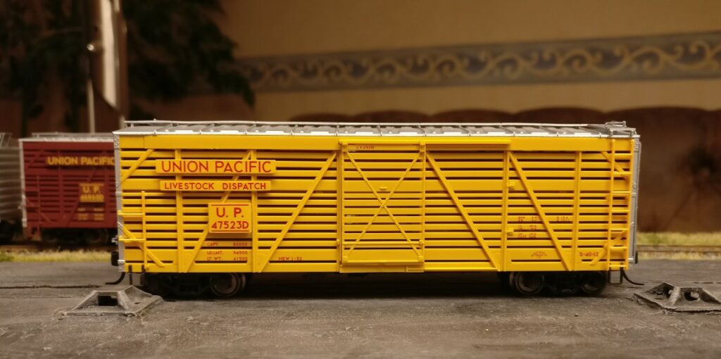 Der TRIX-24905-3-Live-Stock-Car-Betriebsnummer-47523D-gelb von der Seite.