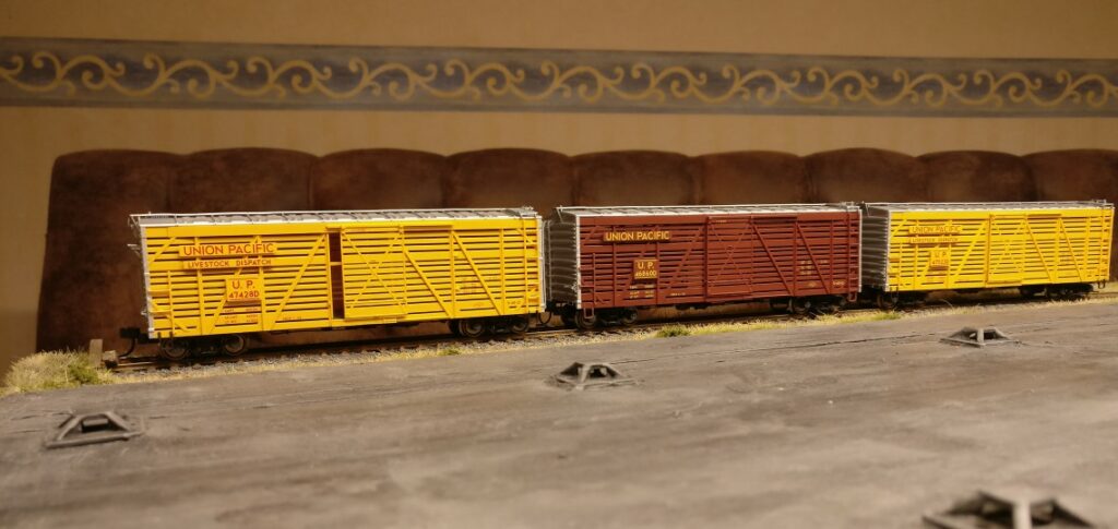 Alle drei Cattle Cars des Trix 24905 US-Viehwagen-Set Union Pacific.