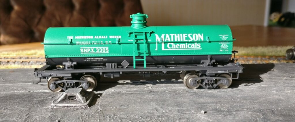 Der TRIX 24908-01:6000 gal Tank Car "Mathieson S.H.P.X." mit der Wagennummer/Betriebsnummer #3305 in voller Breite und ganzer Schönheit