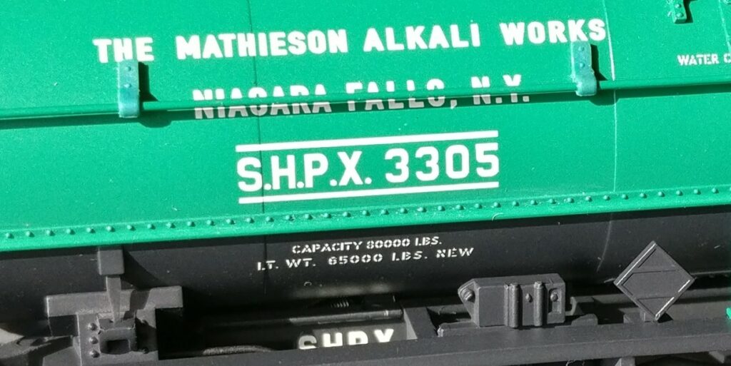 Die Beschriftung des TRIX 24908-01:6000 gal Tank Car "Mathieson S.H.P.X." mit der Wagennummer/Betriebsnummer #3305 im linken Teil in Großaufnahme.