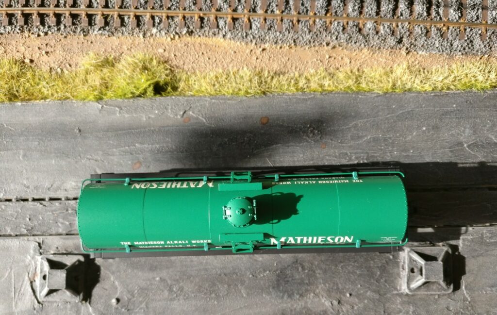 Die Draufsicht auf den TRIX 24908-01:6000 gal Tank Car "Mathieson S.H.P.X." mit der Wagennummer/Betriebsnummer #3305