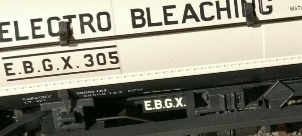 Bedruckung der Rahmenteile des TRIX 24908-02 6000 gal Tank Car "Electro Bleaching" mit der Wagennummer/Betriebsnummer #305