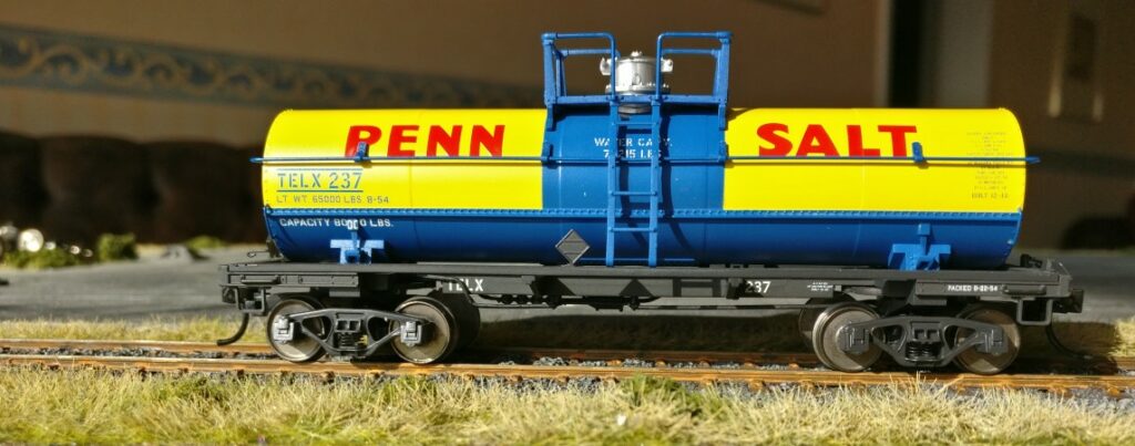 Der TRIX 24908-03 6000 gal Tank Car "PENN SALT" mit der Wagennummer/Betriebsnummer #237 von der Seite.