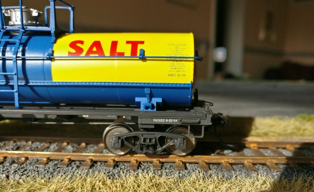 Rechte Seite des TRIX 24908-03 6000 gal Tank Car "PENN SALT" mit der Wagennummer/Betriebsnummer #237