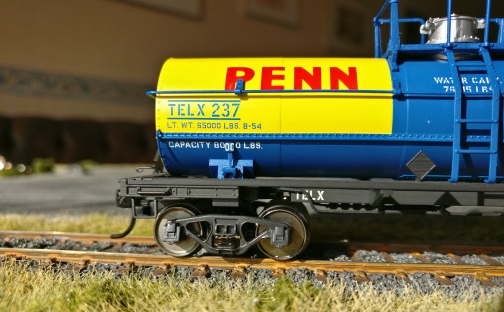 Linke Seite des TRIX 24908-03 6000 gal Tank Car "PENN SALT" mit der Wagennummer/Betriebsnummer #237