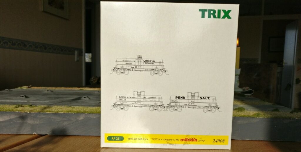 Die quadratische Originalverpackung des Das TRIX 24908 Set mit den 6000 gal Tank Cars "Mathieson S.H.P.X.", "Electro Bleaching" & "PENN SALT"