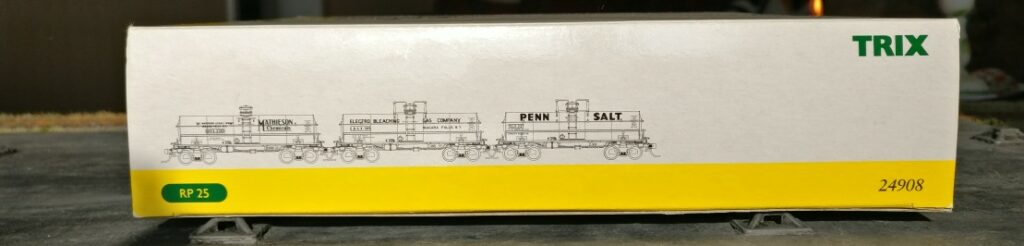 Die OVP des Das TRIX 24908 Set mit den 6000 gal Tank Cars "Mathieson S.H.P.X.", "Electro Bleaching" & "PENN SALT" von der Seite