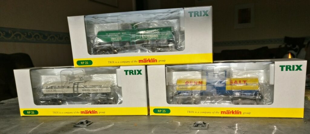 Die drei Einzel-Boxen des Das TRIX 24908 Set mit den 6000 gal Tank Cars "Mathieson S.H.P.X.", "Electro Bleaching" & "PENN SALT"