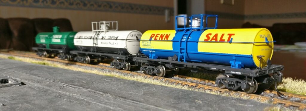 Yepp, so wirds was mit dem TRIX 24908 6000 gal Tank Cars Set