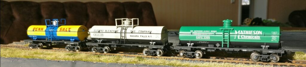 Das TRIX 24908 6000 gal Tank Cars Set von der Seite