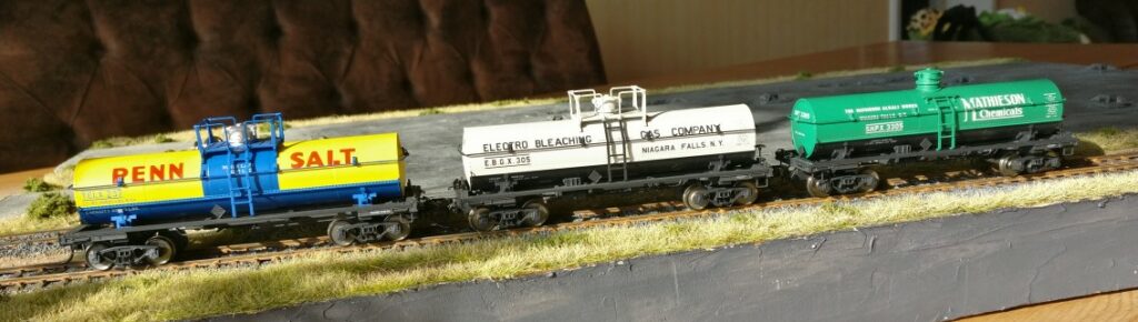 Und nochmal der (Fast-)Ganzzug des TRIX 24908 6000 gal Tank Cars Set