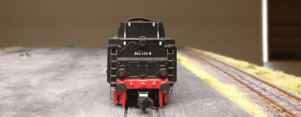 Bei mir bekommen Dampflokomotiven der BR 44 eine Fleischmann-Kupplung, auch wenn sie von Märklin stammen.  Das gilt, wie man sieht, auch für die Märklin HAMO 38880, die Dampflok BR 044 534-6 