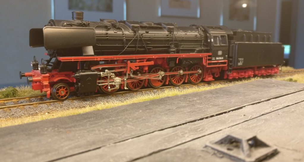 Foto mit anderem Licht: der Märklin-Gleichstrom-Vertreter der Dampflokomotiven der BR 44 gibt sich kraftvoll. 