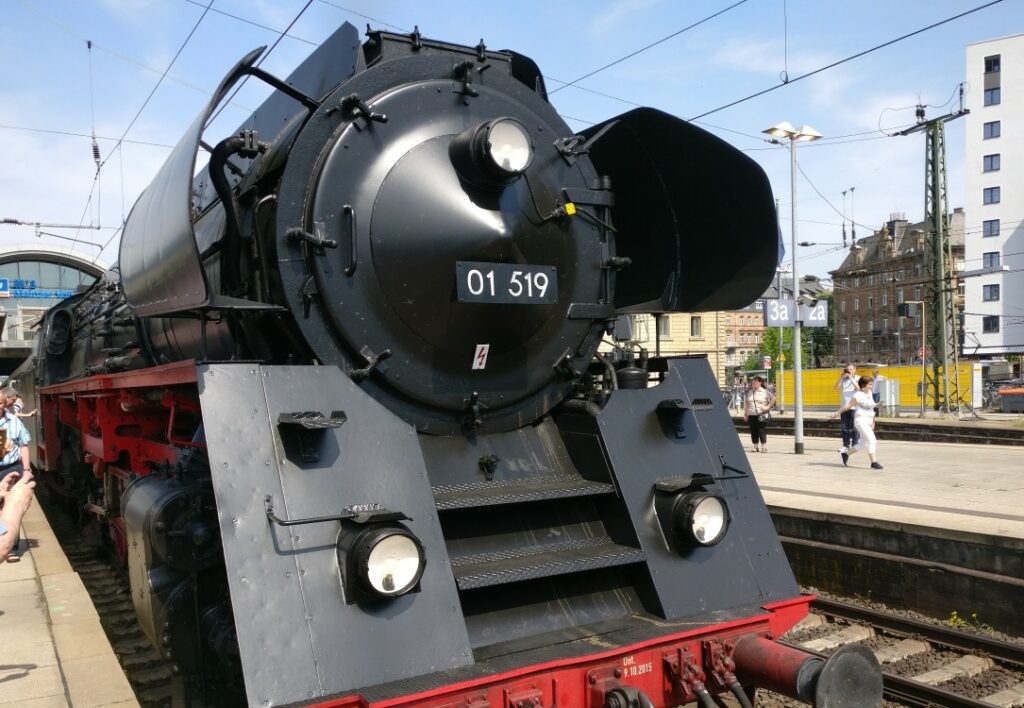 Baureihe 01 519 vor dem DGEG-Sonderzug von Veitshöchheim über Würzburg nach Mainz am 22.04.2018 am Gleis 4 des Hauptbahnhofs Mainz