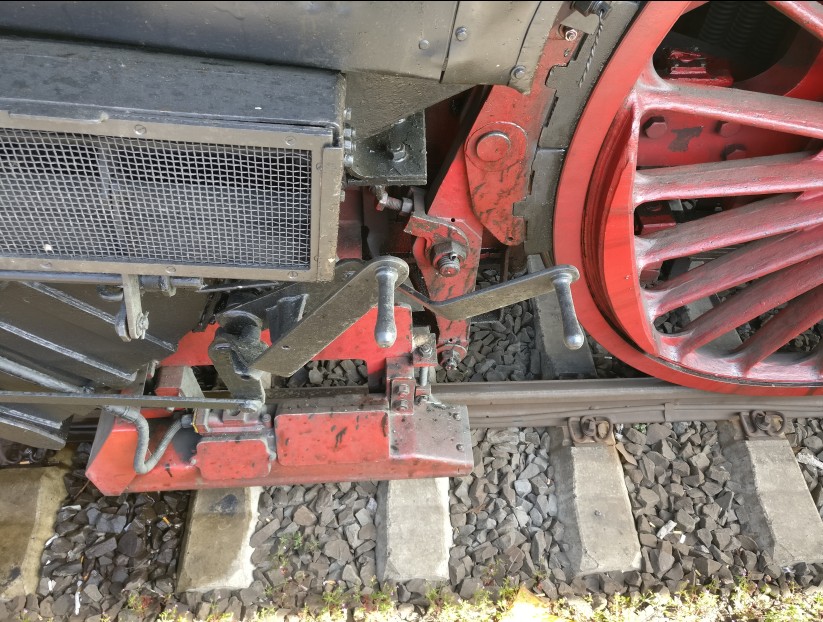 Baureihe 01 519 vor dem DGEG-Sonderzug von Veitshöchheim über Würzburg nach Mainz am 22.04.2018 am Gleis 4 des Hauptbahnhofs Mainz