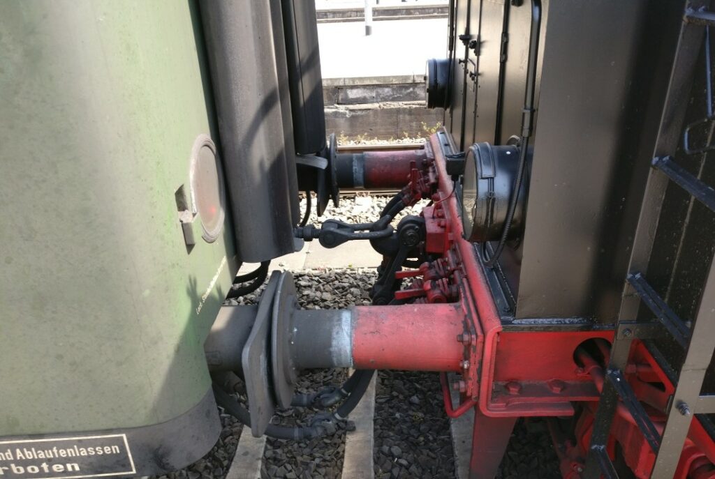 Baureihe 01 519 vor dem DGEG-Sonderzug von Veitshöchheim über Würzburg nach Mainz am 22.04.2018 am Gleis 4 des Hauptbahnhofs Mainz